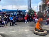 Ratusan buruh menggelar aksi di depan kantor sementara DPRD Sulsel, Jalan AP Pettarani, Makassar, Kamis (10/9/2026), memprotes kelangkaan BBM dan menyuarakan tuntutan terkait RUU Ketenagakerjaan.