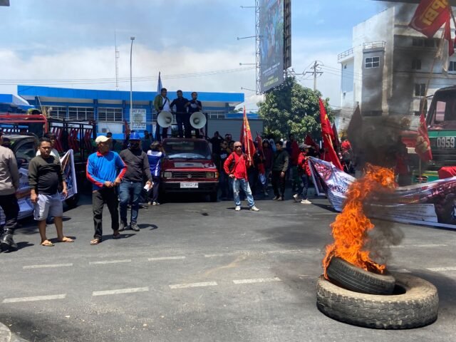 Ratusan buruh menggelar aksi di depan kantor sementara DPRD Sulsel, Jalan AP Pettarani, Makassar, Kamis (10/9/2026), memprotes kelangkaan BBM dan menyuarakan tuntutan terkait RUU Ketenagakerjaan.