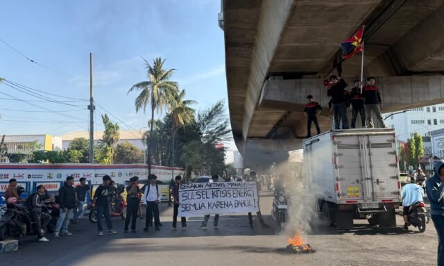 Massa Gerakan Aktivis Mahasiswa (GAM) menggelar aksi unjuk rasa di depan kantor PT Pertamina Patra Niaga Regional Sulawesi, Jalan Garuda, Makassar, Jumat (11/9). Mereka menyoroti kelangkaan BBM dan LPG 3 kg di Sulsel.