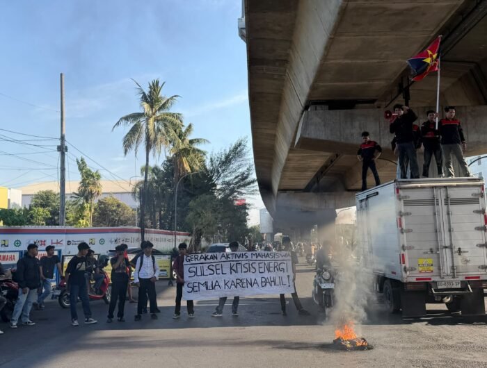 Massa Gerakan Aktivis Mahasiswa (GAM) menggelar aksi unjuk rasa di depan kantor PT Pertamina Patra Niaga Regional Sulawesi, Jalan Garuda, Makassar, Jumat (11/9). Mereka menyoroti kelangkaan BBM dan LPG 3 kg di Sulsel.