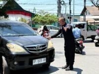 Kabag Ops Sat Brimob Polda Sulsel, AKBP Nur Ichsan, mengatur kendaraan yang sedang antrean BBM di SPBU di Jl KS Situbun, pada Jumat (11/9/2026.