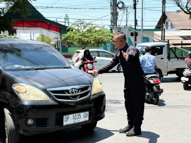 Kabag Ops Sat Brimob Polda Sulsel, AKBP Nur Ichsan, mengatur kendaraan yang sedang antrean BBM di SPBU di Jl KS Situbun, pada Jumat (11/9/2026.