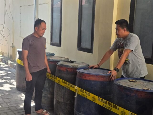 Polres Kepulauan Selayar melalui Unit II Tipidter Satreskrim, mengamankan 13 drum solar dengan total 2.600 liter di Dusun Padang Selatan, Desa Bontosunggu, Kecamatan Bontoharu, Jumat (11/9/2026) malam.