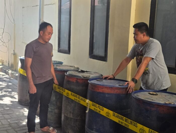 Polres Kepulauan Selayar melalui Unit II Tipidter Satreskrim, mengamankan 13 drum solar dengan total 2.600 liter di Dusun Padang Selatan, Desa Bontosunggu, Kecamatan Bontoharu, Jumat (11/9/2026) malam.