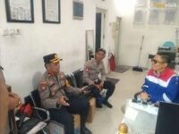 Kapolsek Tallo, Kompol Muh Nur Parape koordinasi ke petugas Depo Pertamina Makassar, Jalan Moh. Hatta, Kelurahan Ujung Tanah, Kecamatan Ujung Tanah, Kota Makassar.