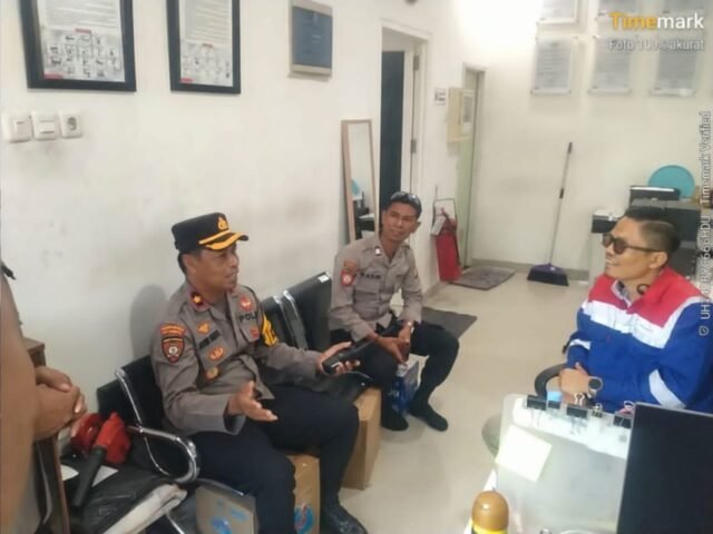 Kapolsek Tallo, Kompol Muh Nur Parape koordinasi ke petugas Depo Pertamina Makassar, Jalan Moh. Hatta, Kelurahan Ujung Tanah, Kecamatan Ujung Tanah, Kota Makassar.