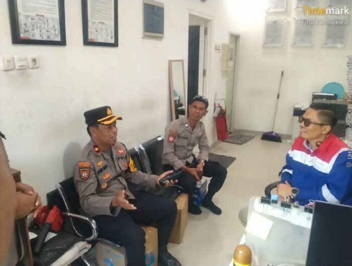 Kapolsek Tallo, Kompol Muh Nur Parape koordinasi ke petugas Depo Pertamina Makassar, Jalan Moh. Hatta, Kelurahan Ujung Tanah, Kecamatan Ujung Tanah, Kota Makassar.