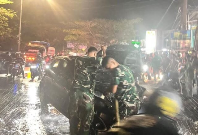 Satu unit mobil jenis Mazda bernomor polisi DD 1257 GR, terbakar di Jalan Perintis Kemerdekaan, Kecamatan Tamalanrea, Kota Makassar, Rabu (16/9/2026) malam.