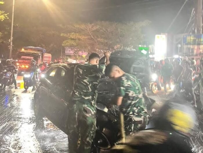 Satu unit mobil jenis Mazda bernomor polisi DD 1257 GR, terbakar di Jalan Perintis Kemerdekaan, Kecamatan Tamalanrea, Kota Makassar, Rabu (16/9/2026) malam.