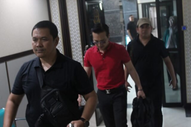 Robby Sulistio Handoko (48), buronan asal Kejaksaan Tinggi (Kejati) Jawa Timur, berhasil diamankan di tempat persembunyiannya di daerah Pabbentengang, Kabupaten Maros, Sulawesi Selatan, Kamis (17/9/2026).