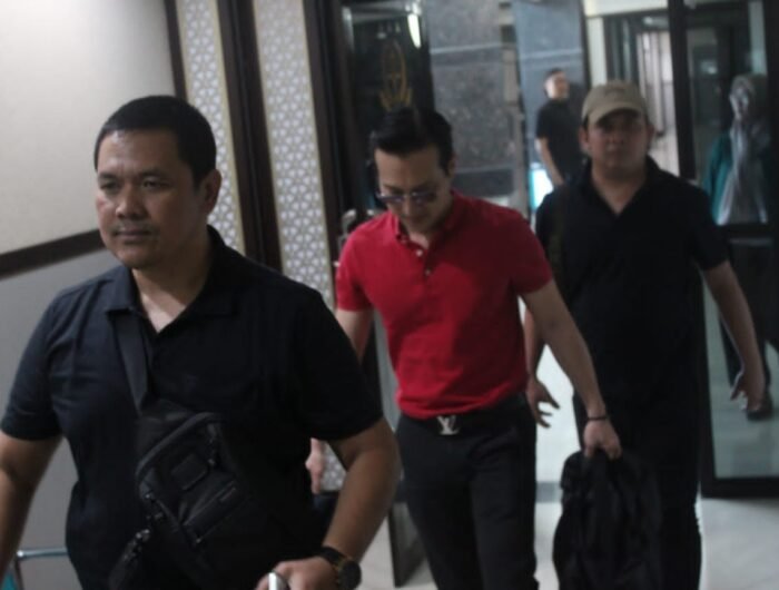 Robby Sulistio Handoko (48), buronan asal Kejaksaan Tinggi (Kejati) Jawa Timur, berhasil diamankan di tempat persembunyiannya di daerah Pabbentengang, Kabupaten Maros, Sulawesi Selatan, Kamis (17/9/2026).