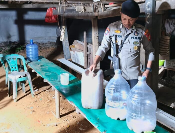 Petugas Polsek Manggala mengamankan sisa minuman keras jenis ballo yang ditemukan di lokasi pesta miras di Kompleks Guru SMAN 10, Jalan Tamangapa Raya V, Makassar, Jumat (18/9) dini hari.