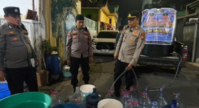 Polsek Tallo distribusi air bersih ke warga Kampung Sengka Batu, Kelurahan Buloa, serta Kelurahan Wala-walayya, Kecamatan Tallo, pada Jumat malam (18/9/2026).