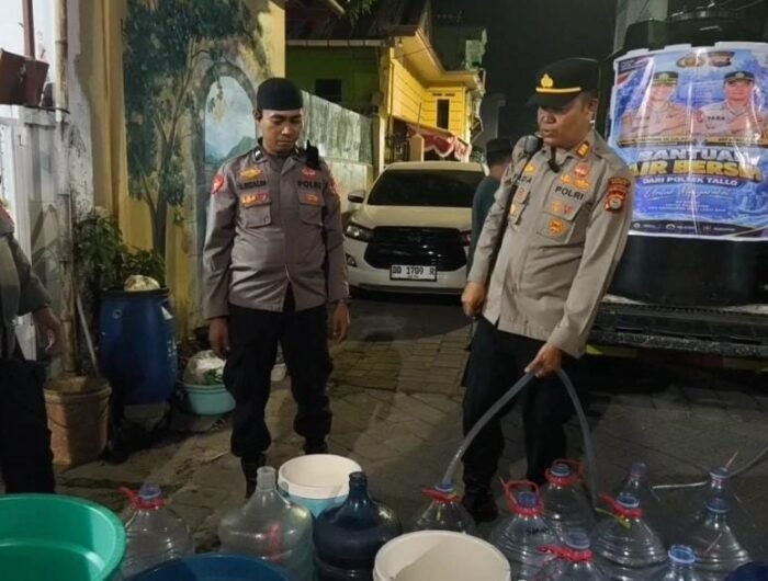 Polsek Tallo distribusi air bersih ke warga Kampung Sengka Batu, Kelurahan Buloa, serta Kelurahan Wala-walayya, Kecamatan Tallo, pada Jumat malam (18/9/2026).