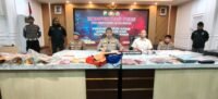 Kapolrestabes Makassar, Kombes Pol Arya Perdana didampingi Kasat Reskrim, Kasi Humas dan Kasi Propam, merilis pengungkapan pencurian brankas Masjid Al-Markaz, di Mapolrestabes Makassar, Kamis (24/9/2026).