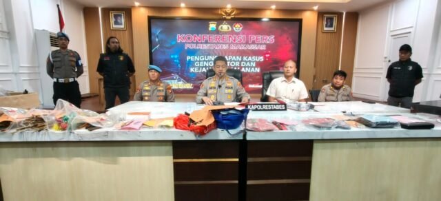 Kapolrestabes Makassar, Kombes Pol Arya Perdana didampingi Kasat Reskrim, Kasi Humas dan Kasi Propam, merilis pengungkapan pencurian brankas Masjid Al-Markaz, di Mapolrestabes Makassar, Kamis (24/9/2026).
