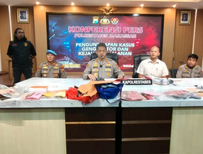 Kapolrestabes Makassar, Kombes Pol Arya Perdana didampingi Kasat Reskrim, Kasi Humas dan Kasi Propam, merilis pengungkapan pencurian brankas Masjid Al-Markaz, di Mapolrestabes Makassar, Kamis (24/9/2026).