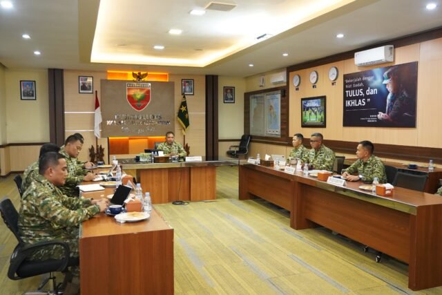 Pangdam XIV/Hasanuddin memimpin rapat evaluasi pembangunan jembatan di wilayah Kodam XIV/Hasanuddin yang berlangsung secara virtual dari Ruang Vicon Puskodalops Makodam XIV/Hasanuddin, Jalan Urip Sumoharjo, Makassar, Jumat (25/9/2026).