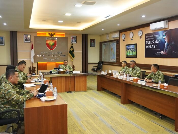 Pangdam XIV/Hasanuddin memimpin rapat evaluasi pembangunan jembatan di wilayah Kodam XIV/Hasanuddin yang berlangsung secara virtual dari Ruang Vicon Puskodalops Makodam XIV/Hasanuddin, Jalan Urip Sumoharjo, Makassar, Jumat (25/9/2026).