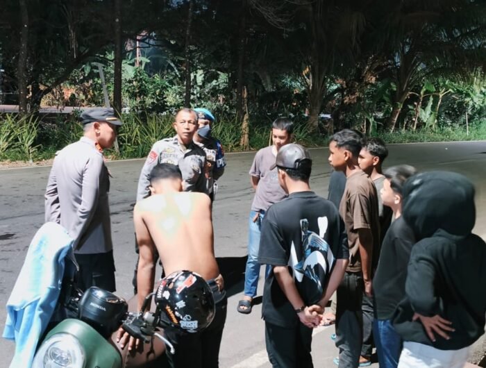 Empat pelajar diamankan personel Polsek Manggala saat kedapatan mengonsumsi minuman keras di atas jembatan kawasan Waduk Tunggu Pampang, Bitowa, Sabtu (26/9/2026) malam.