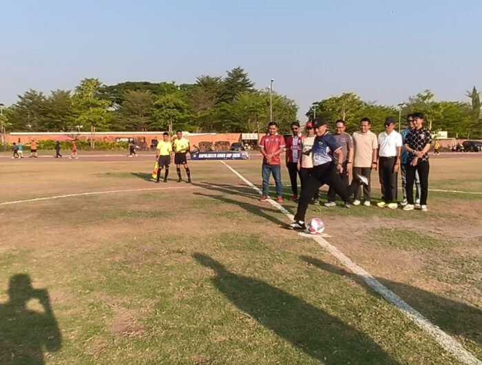 Kapolresta Gowa Kombes Pol. Muh. Yusuf Usman membuka Turnamen Sepak Bola Kapolresta Gowa Cup Usia Madya 2026 di Lapangan Syekh Yusuf, Kecamatan Somba Opu, Kabupaten Gowa, Minggu (27/9).