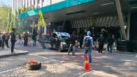 Aksi demonstrasi Gerakan Rakyat Intelektual Sulsel dan Pemuda Pancasila di Kantor PLN UID Sulselrabar, Jalan Hertasning, Makassar, Senin (28/9/2026), memanas hingga terjadi aksi saling dorong dan adu jotos antara massa dan petugas.