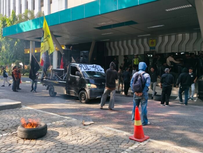 Aksi demonstrasi Gerakan Rakyat Intelektual Sulsel dan Pemuda Pancasila di Kantor PLN UID Sulselrabar, Jalan Hertasning, Makassar, Senin (28/9/2026), memanas hingga terjadi aksi saling dorong dan adu jotos antara massa dan petugas.