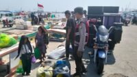 Personel Polsek Paotere Polres Pelabuhan Makassar, awasi bongkar muat di Pelabuhan Paotere Makassar, Senin (28/9/2026).