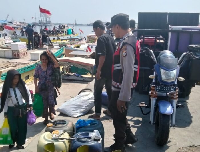 Personel Polsek Paotere Polres Pelabuhan Makassar, awasi bongkar muat di Pelabuhan Paotere Makassar, Senin (28/9/2026).