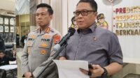 Direktur Resnarkoba Polda Sulsel, Kombes Pol Sugeng didampinilgi Kabid Humas Kombes Pol Didik Supranoto dortstop di lobi Mapolda Sulsel, Selasa (29/9/2026).