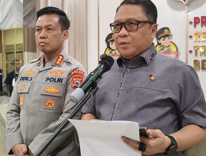 Direktur Resnarkoba Polda Sulsel, Kombes Pol Sugeng didampinilgi Kabid Humas Kombes Pol Didik Supranoto dortstop di lobi Mapolda Sulsel, Selasa (29/9/2026).