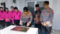 Kapolda Sulsel Irjen Pol Djuhandhani Rahardjo Puro (tiga dari kanan) saat meresmikan hasil rekonstruksi Masjid Nurul Jihad di Kampung Romang Tangngayya, Kecamatan Manggala, Makassar, Rabu (30/9/2026).