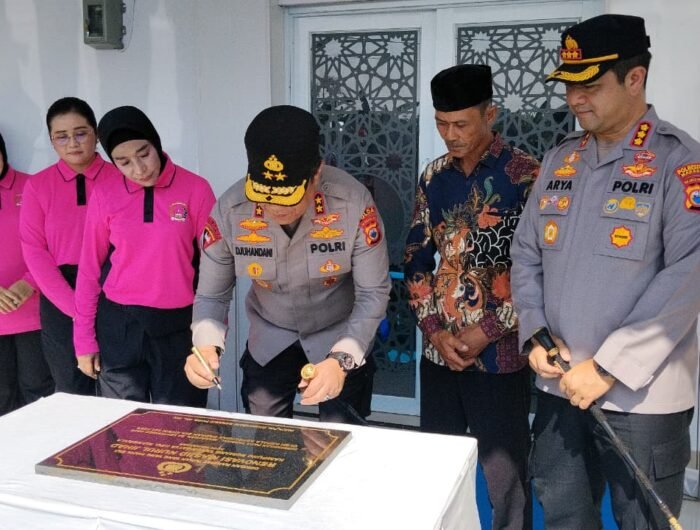 Kapolda Sulsel Irjen Pol Djuhandhani Rahardjo Puro (tiga dari kanan) saat meresmikan hasil rekonstruksi Masjid Nurul Jihad di Kampung Romang Tangngayya, Kecamatan Manggala, Makassar, Rabu (30/9/2026).