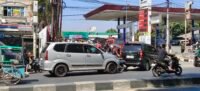 Nampak antrean panjang kendaraan saat mengisi BBM di SPBU Jl Sultan Alauddin, Makassar.