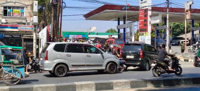 Nampak antrean panjang kendaraan saat mengisi BBM di SPBU Jl Sultan Alauddin, Makassar.