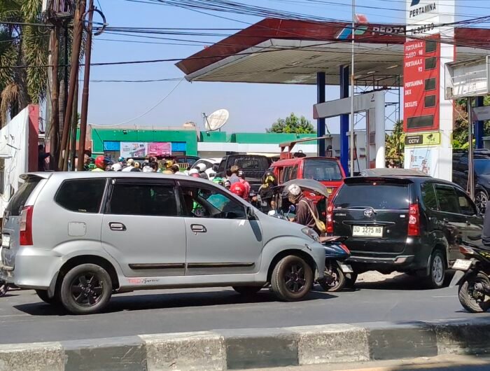 Nampak antrean panjang kendaraan saat mengisi BBM di SPBU Jl Sultan Alauddin, Makassar.