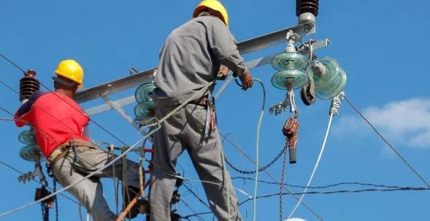 Petugas PLN Sedang Perbaikan kelistrikan.(Dok ist)