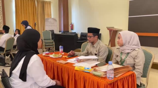 Salah satu peserta sertifikasi pembimbing haji dan umrah ikuti materi dari panitia, di Asrama Haji Sudiang, Makassar.