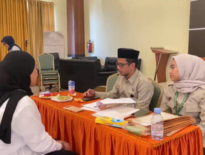 Salah satu peserta sertifikasi pembimbing haji dan umrah ikuti materi dari panitia, di Asrama Haji Sudiang, Makassar.