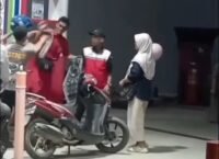 Pengendara sepeda motor dan petugas Stasiun Pengisian Bahan Bakar Umum (SPBU) terlibat baku pukul saat antre BBM, di SPBU Bentenge, Kecamatan Mandai, Kabupaten Maros, Jumat (11/9/2026) malam.