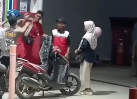 Pengendara sepeda motor dan petugas Stasiun Pengisian Bahan Bakar Umum (SPBU) terlibat baku pukul saat antre BBM, di SPBU Bentenge, Kecamatan Mandai, Kabupaten Maros, Jumat (11/9/2026) malam.