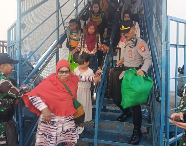 Personel Polsek Soeta bantu penumpang turun dari kapal di Pelabuhan Soekarno Hatta Makassar.