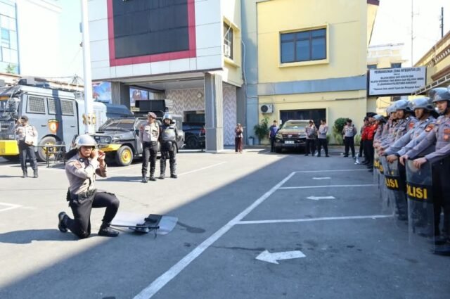 Personel Satuan Samapta Polrestabes Makassar, gelar latihan pengendalian massa (Dalmas) dan dipantau langsung Kapolrestabes Makassar, Kombes Pol Arya Perdana, di halaman Mapolrestabes Makassar, Rabu (2/9/2026).