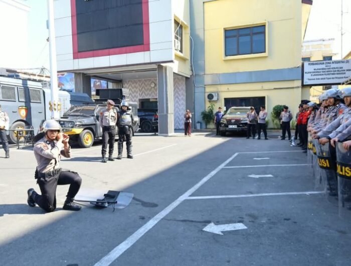 Personel Satuan Samapta Polrestabes Makassar, gelar latihan pengendalian massa (Dalmas) dan dipantau langsung Kapolrestabes Makassar, Kombes Pol Arya Perdana, di halaman Mapolrestabes Makassar, Rabu (2/9/2026).