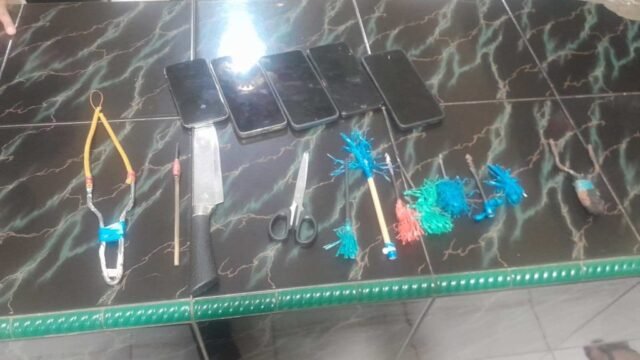 Sejumlah barang bukti diamankan polisi saat membubarkan tawuran pemuda di jalan Anoang, Makassar.