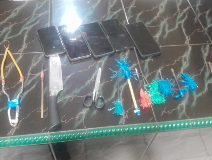 Sejumlah barang bukti diamankan polisi saat membubarkan tawuran pemuda di jalan Anoang, Makassar.