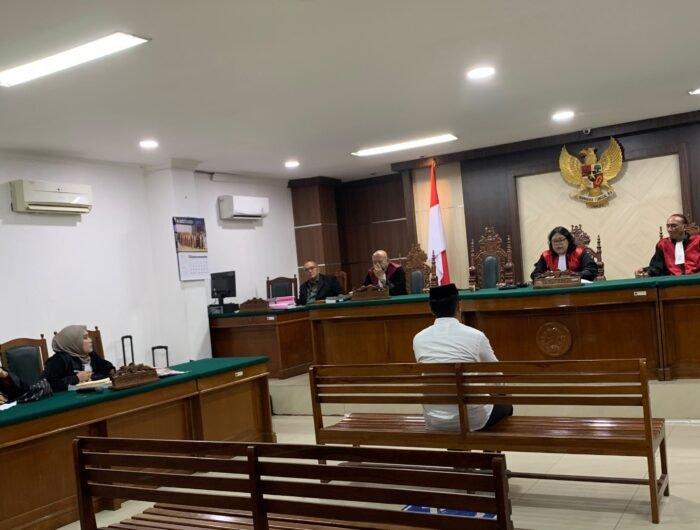Eks Bripda Pirman saat menjalani sidang pembacaan vonis di Pengadilan Negeri (PN) Makassar, Rabu (14/10/2026). Pirman divonis 15 tahun penjara dalam kasus pembunuhan terhadap juniornya, Bripda Dirja Pratama.