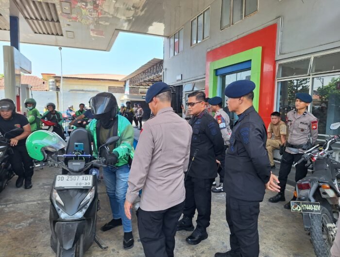 Sebanyak 500 pengendara sepeda motor, khususnya pengemudi ojek online (ojol) dan warga, mendapatkan bantuan Pertalite, pada Jumat (2/10/2026).