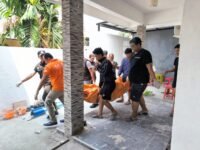 Petugas mengevakuasi jenazah AR dari atas plafon rumah di Perumahan Taman Sudiang Indah, Kelurahan Pai, Kecamatan Biringkanaya, Makassar, Sabtu (3/10/2026).