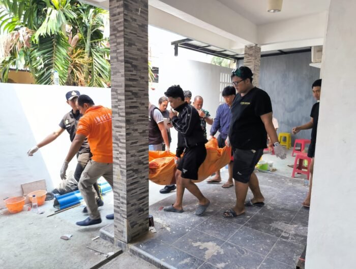 Petugas mengevakuasi jenazah AR dari atas plafon rumah di Perumahan Taman Sudiang Indah, Kelurahan Pai, Kecamatan Biringkanaya, Makassar, Sabtu (3/10/2026).